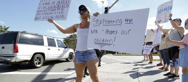 Около 300 американцев призвали чиновников ужесточить контроль за оружием - Sputnik Узбекистан