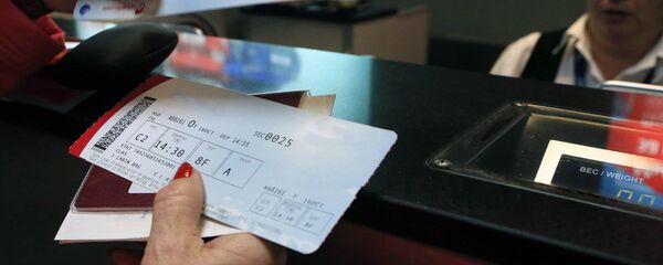 Пассажир держит посадочные талоны на самолет компании Air Berlin Пассажир держит посадочные талоны на самолет компании Air Berlin - Sputnik Ўзбекистон