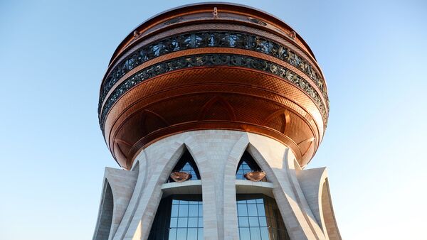 Центр семьи Казан – главный дворец бракосочетаний Татарстана. Возведен в 2013 году и выполнен в виде огромного котла-казана. На крыше расположена смотровая площадка - Sputnik Узбекистан