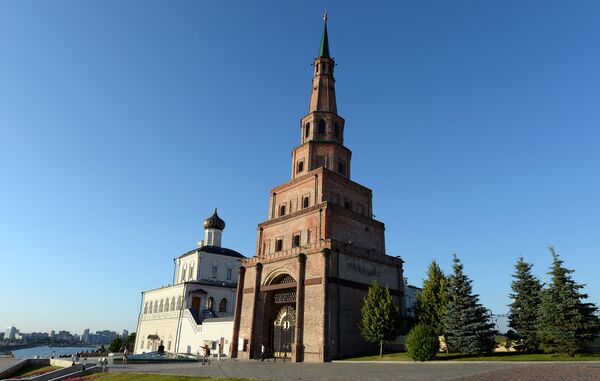 Башня Сююмбике в Казанском кремле является падающей башней (имеет заметный наклон). Точная дата постройки неизвестна, впервые упоминается в летописях в 1777 году. - Sputnik Узбекистан