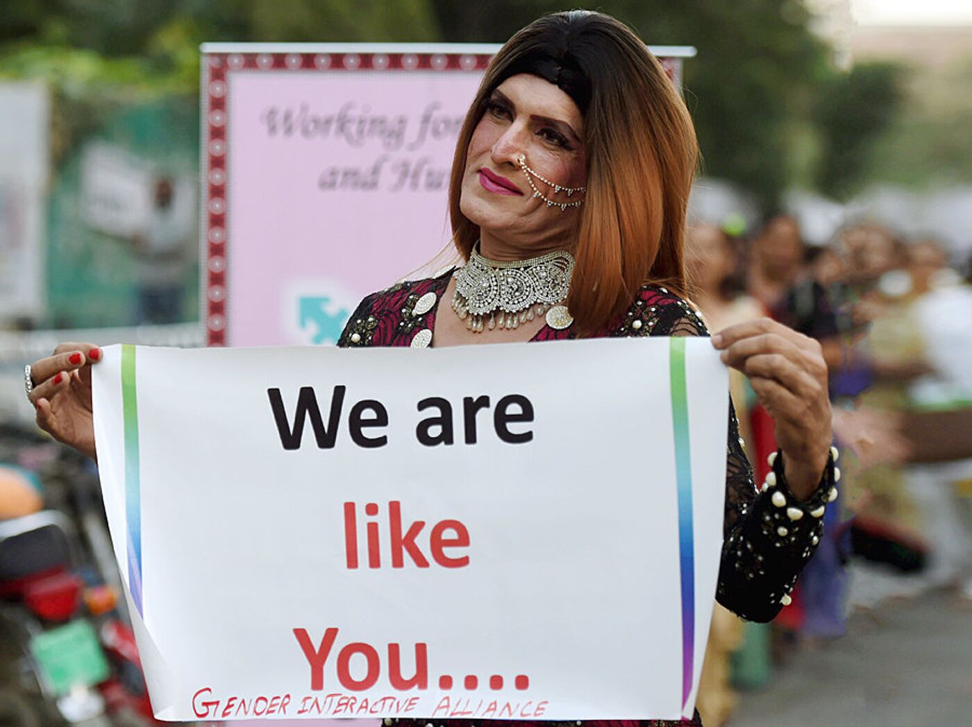 Transvestitlar va tranniylarning yigitlari bor Transvestitlar va tranniylarning yigitlari bor