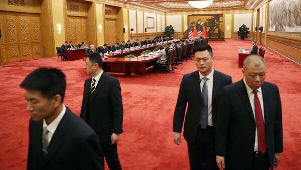 Сотрудники китайских спецслужб во время встречи президента США Дональда Трампа и главы КНР Си Цзиньпина в Пекине. 9 ноября 2017 - Sputnik Ўзбекистон