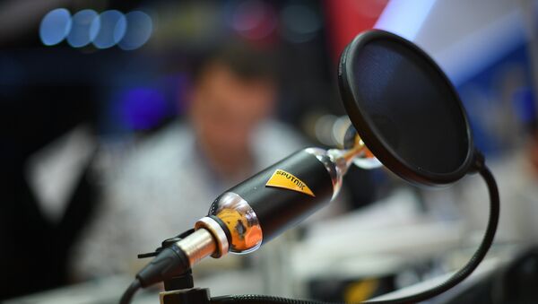 Микрофон в студии радио Sputnik, архивное фото - Sputnik Узбекистан