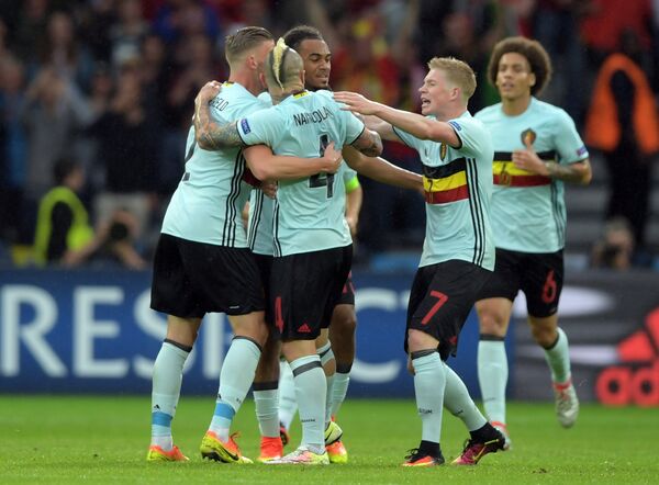 Мяч, забитый уже на 13-й минуте четвертьфинального матча Евро-2016, не помог красным дьяволам пробиться в полуфинал – они уступили валлийцам со счетом 1:3.  - Sputnik Узбекистан