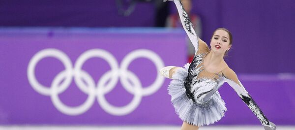 Российская фигуристка Алина Загитова выступает в короткой программе женского одиночного катания на соревнованиях по фигурному катанию на XXIII зимних Олимпийских играх - Sputnik Узбекистан