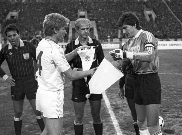 Отборочный матч ЧМ-86 по футболу между СССР и Данией Отборочный матч ЧМ-86 по футболу между СССР и Данией - Sputnik Узбекистан