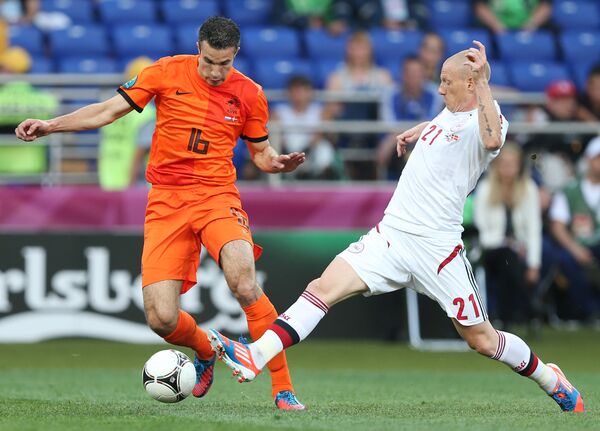 Игрок сборной Нидерландов Робин ван Перси (слева) и игрок сборной Дании Ники Зимлинг в матче группового этапа Чемпионата Европы по футболу между сборными командами Нидерландов и Дании Игрок сборной Нидерландов Робин ван Перси (слева) и игрок сборной Дании Ники Зимлинг в матче группового этапа Чемпионата Европы по футболу между сборными командами Нидерландов и Дании - Sputnik Узбекистан