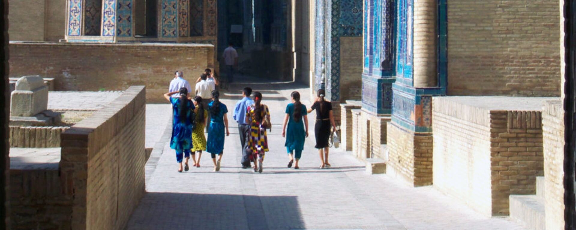 Туристы прогуливаются в Самарканде, Узбекистан - Sputnik Узбекистан, 1920, 30.03.2021