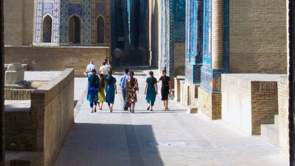 Туристы прогуливаются в Самарканде, Узбекистан - Sputnik Ўзбекистон