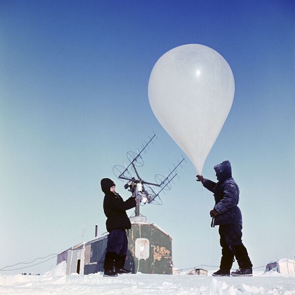Запуск радиозонда на дрейфующей научно-исследовательской станции Северный полюс-13 - Sputnik Узбекистан