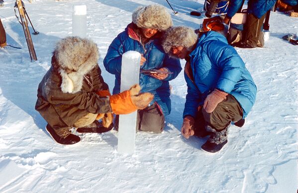 Участники арктической экспедиции Комсомольской правды, совершившей переход от дрейфующей станции Северный полюс-26 к станции Северный полюс-27, изучают состояние, толщину и состав льда Северного Ледовитого океана - Sputnik Узбекистан