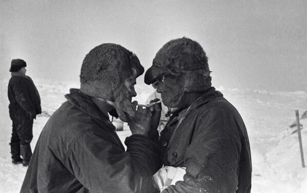Полярные исследователи радист Эрнст Кренкель и гидробиолог и океанограф Петр Ширшов на льдине перед эвакуацией станции Северный полюс - 1 - Sputnik Узбекистан