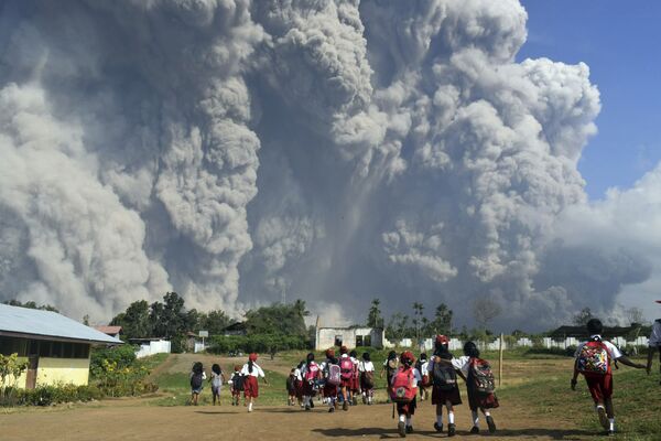 Извержение вулкана Синабунг в Индонезии - Sputnik Узбекистан