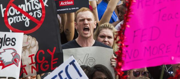 Протестующие с требованием ужесточить контроль за оборотом оружия напротив здания Капитолия штата Флорида в городе Таллахасси, США - Sputnik Узбекистан