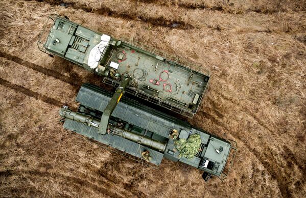 Транспортно-заряжающая машина комплекса Искандер-К с крылатыми ракетами Р-500 в Краснодарском крае - Sputnik Узбекистан