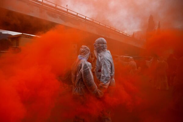 Участники карнавала принимают участие в цветных мучных войнах, отмечая Чистый понедельник в преддверии Великого поста, Галаксиди, Греция - Sputnik Узбекистан