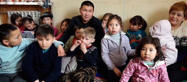 В этой семье 24 ребенка — видео о необычной семье из Кыргызстана В этой семье 24 ребенка — видео о необычной семье из Кыргызстана - Sputnik Узбекистан