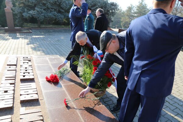 Возложение цветов на волгоградском кладбище Ташкента к 100-летию Красной Армии - Sputnik Узбекистан