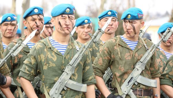 Торжественное мероприятие посвященной возвращению домой. Ташкентский военный округ, город Чирчик - Sputnik Ўзбекистон