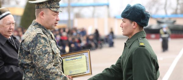 Торжественное мероприятие посвященной возвращению домой. Ташкентский военный округ, город Чирчик - Sputnik Узбекистан