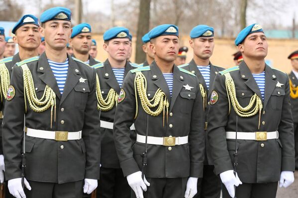 Торжественное мероприятие посвященной возвращению домой. Ташкентский военный округ, город Чирчик - Sputnik Ўзбекистон