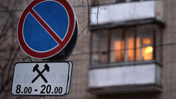 Знак Стоянка запрещена с табличкой, предписывающей время действия знака по рабочим дням с 8 часов утра до 20 часов вечера - Sputnik Узбекистан