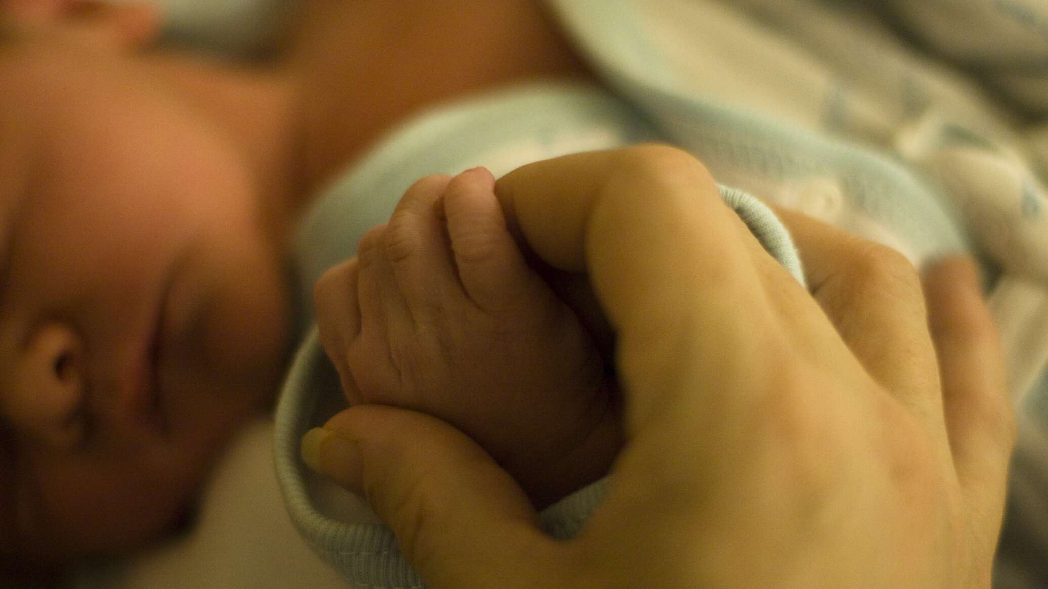 Новорожденный в роддоме на руках