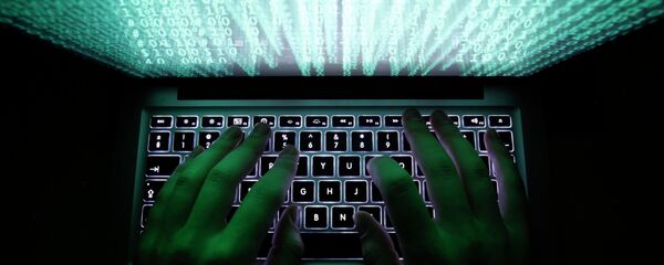 A man types on a computer keyboard  - Sputnik Узбекистан