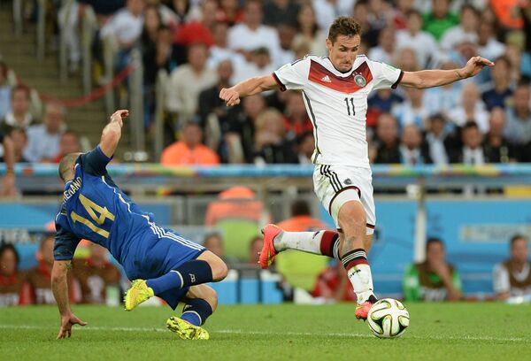 Рекордсмен по количеству забитых мячей в финальных стадиях мундиалей – Мирослав Клозе - Sputnik Узбекистан