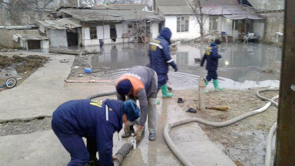 Авария в канализационной системе Сергелийского района г. Ташкента, в результате которой оказались подтоплены жилые дома - Sputnik Узбекистан