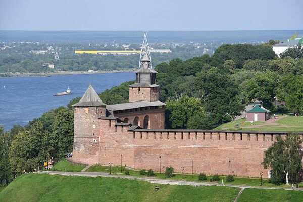 Нижний Новгород был основан в 1221 году.  Город защищали деревянно-земляные укрепления. В 1374 году был заложен белокаменный Кремль. Современный вид Кремль приобрел после 1516 года. В XVI веке крепостные стены неоднократно подвергались осадам и приступам. - Sputnik Узбекистан