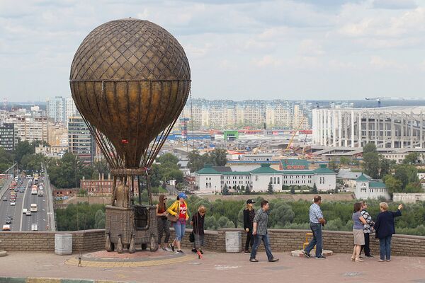 Памятник писателю-фантасту Жюлю Верну был открыт в сентябре 2015 года на набережной Оки. Знаменитый француз изображен летящим на воздушном шаре с подзорной трубой в руках. Высота композиции - 10 метров. - Sputnik Узбекистан