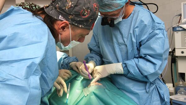 Челюстно-лицевые хирурги во время операции - Sputnik Узбекистан