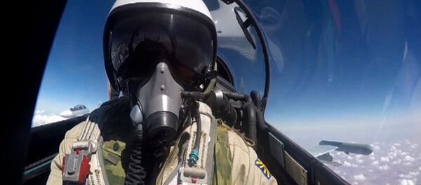 Самолет Воздушно-космических сил РФ во время сброса авиабомб Самолет Воздушно-космических сил РФ во время сброса авиабомб - Sputnik Узбекистан