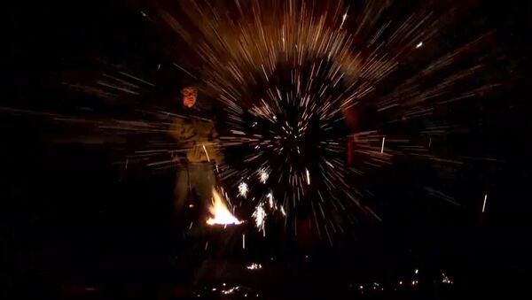 Огненное представление с расплавленным железом от китайских кузнецов - Sputnik Ўзбекистон