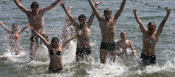 Дети во время купания. - Sputnik Узбекистан