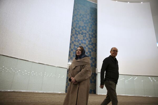 Архитекторы мечети Вали-эс-Аср Екатерина Спиридонова и ее муж Реза Данешмир посещают первый этаж мечети в мужском молитвенном зале в Тегеране, Иран. - Sputnik Узбекистан