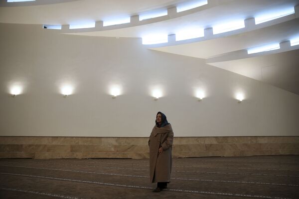 Мы хотели, чтобы два культурных объекта взаимодействовали. Мечеть должна соответствовать духу времени. Минарета и купола нет – но их не было и у первых мечетей. Это место молитвы. Согласно Корану, важно не то, как оно выглядит снаружи, а то, что происходит внутри, - говорят авторы проекта. - Sputnik Узбекистан