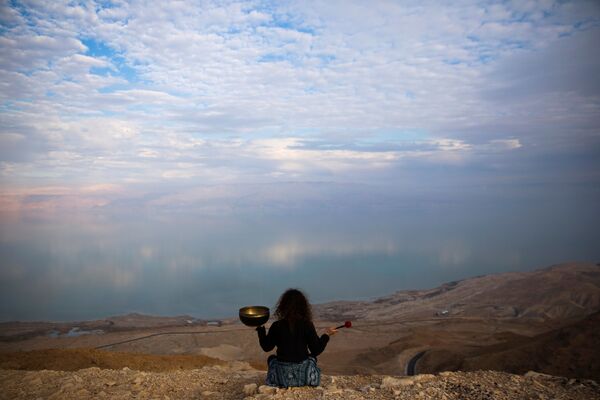 Девушка любуется видом на Мертвое море в Израиле - Sputnik Узбекистан