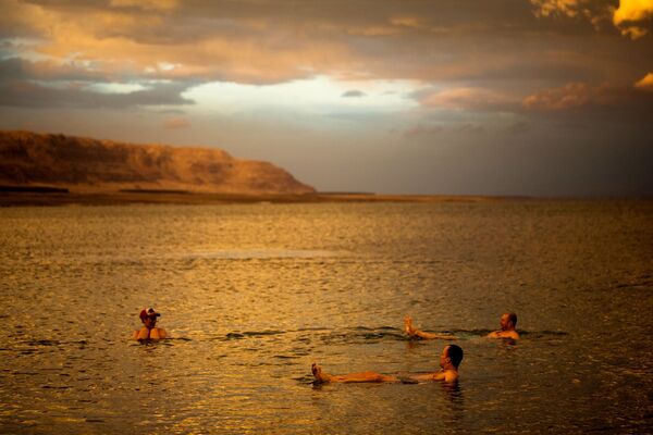 Туристы из Польши купаются в Мертвом море, Израиль, Западный берег - Sputnik Узбекистан