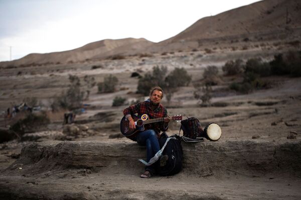 Турист из Белоруссии играет на гитаре на берегу Мертвого моря в Израиле - Sputnik Узбекистан