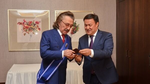 Фарруху Закирову от имени президента Кыргызстана был вручен орден Достук (орден Дружбы) - Sputnik Узбекистан