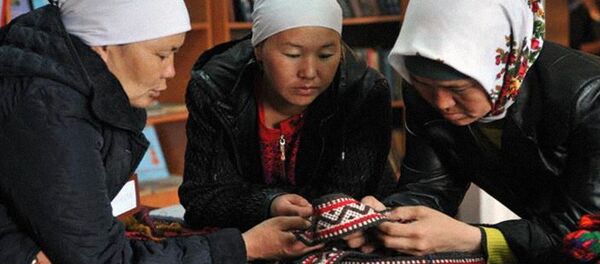 Женщины занимаются рукоделием Женщины занимаются рукоделием - Sputnik Узбекистан
