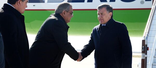 Президент Шавкат Мирзиёев для ознакомления с осуществляемой на местах созидательной работой, ходом социально-экономических реформ прибыл в Навоийскую область - Sputnik Ўзбекистон