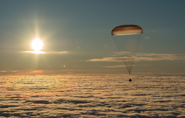 Спускаемая при помощи парашюта капсула космического корабля Союз МС-06 доставляет на Землю трех членов международного экипажа МКС - Sputnik Узбекистан