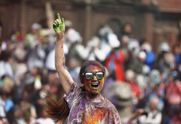 Туристка танцует во время празднования Холи в Катманду, Непал - Sputnik Узбекистан