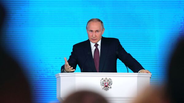 Президент РФ Владимир Путин выступает с ежегодным посланием Федеральному Собранию в ЦВЗ Манеж - Sputnik Ўзбекистон