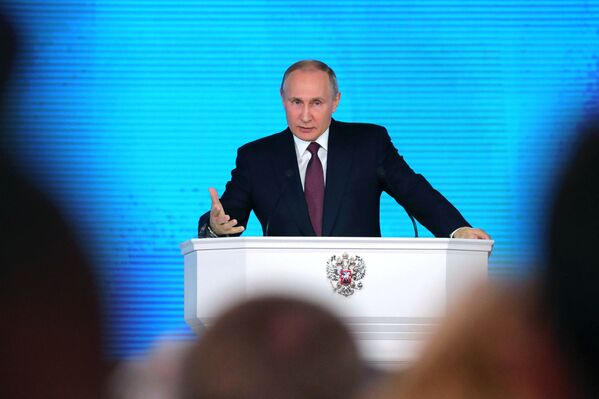 Президент РФ Владимир Путин выступает с ежегодным посланием Федеральному собранию в ЦВЗ Манеж - Sputnik Узбекистан