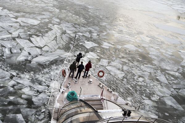 Пассажиры на палубе туристического катера, курсирующего по Москве-реке в Москве - Sputnik Узбекистан