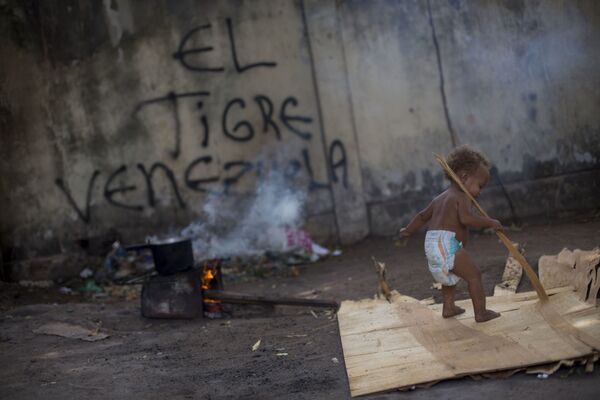 Венесуэльский ребенок-беженец играет в убежище в Боа-Виста, Рорайма, Бразилия - Sputnik Узбекистан